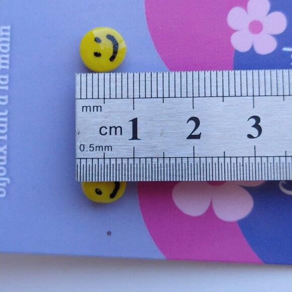 Handmade small yellow polymer clay earrings. Boucles d'oreilles fait à la main - Picture 8 of 8